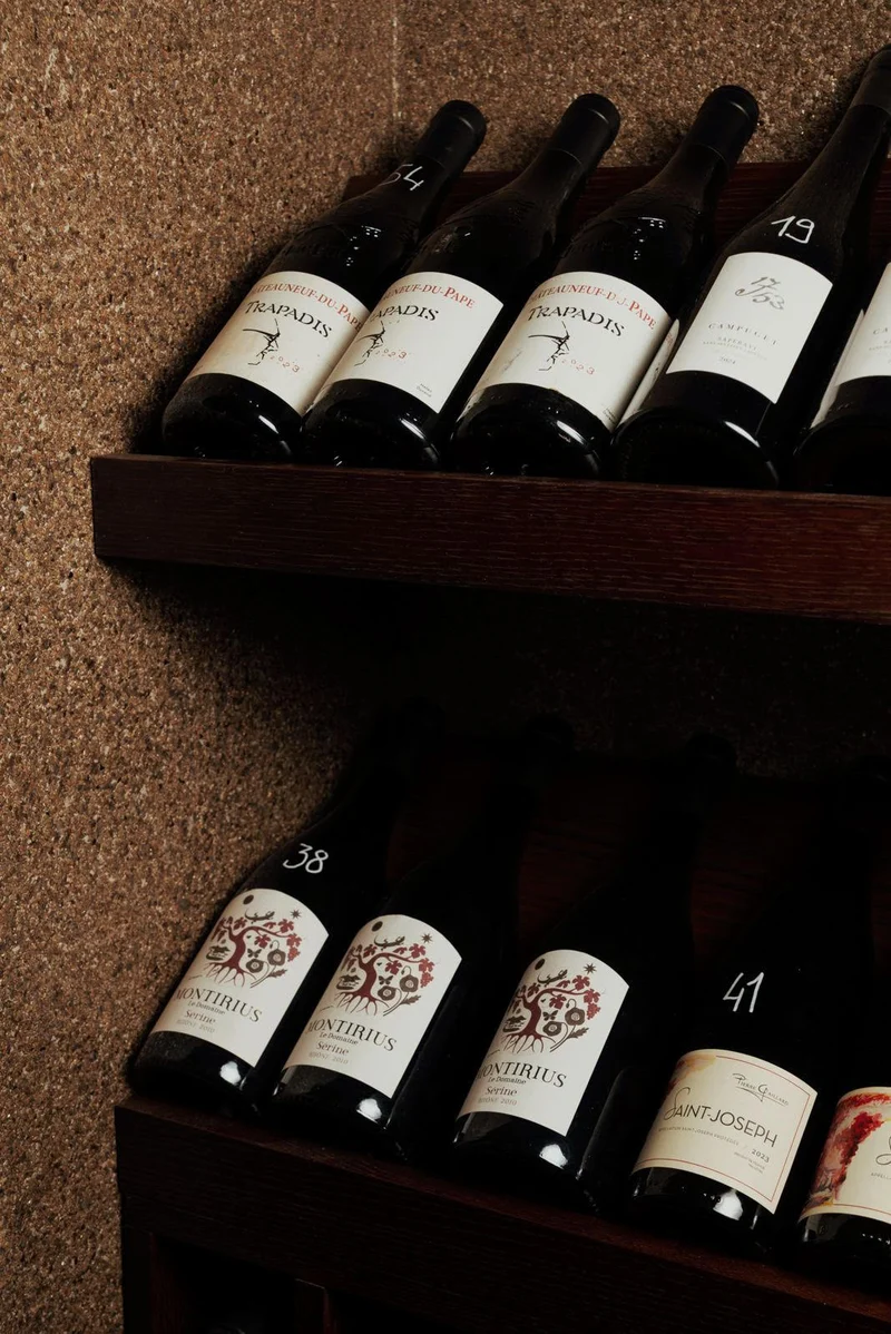 Rayonnage de vins français à La Cave de Babi, quartier du Sentier