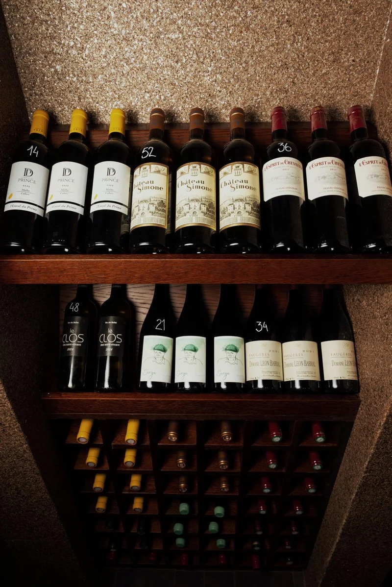 Casiers de vins français et étrangers à La Cave de Babi