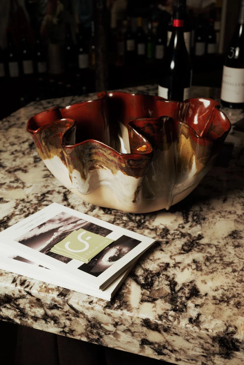 Bouteilles présentées à La Cave de Babi, quartier de la Bourse